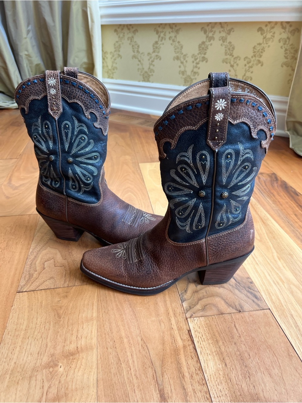 Women’s Size 8.5 Ariat Daisy Western Cowboy Boots